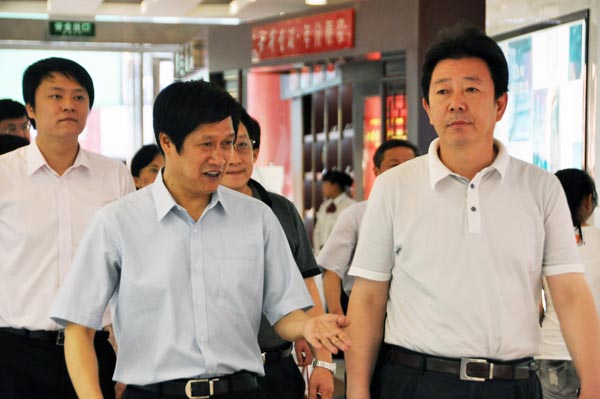 7.王市長一行親身感受華億國際的購物環(huán)境.jpg